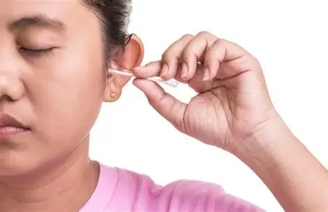Cara Membersihkan Kotoran Telinga yang Aman dan Tepat