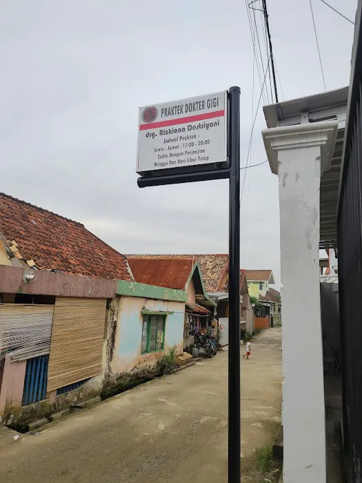 Praktek Dokter Gigi drg. Rizkiana Destriyani Picture 3