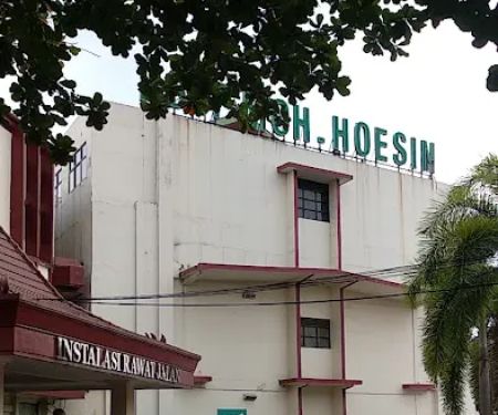 Pintu Utama Instalasi Rawat Jalan RS Prof Moh Hoesin