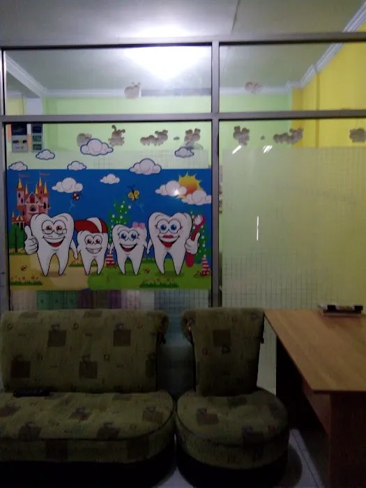 drg WAHYU SULISTYANI HAPSARI Picture 3