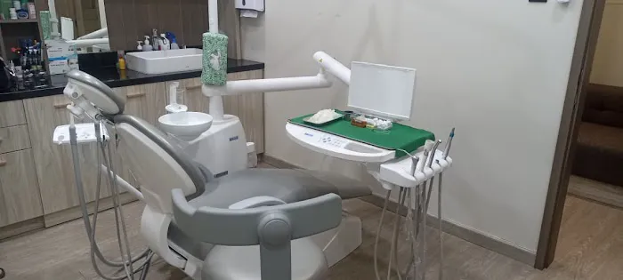 CLOVER DENTAL CARE PLAJU Picture 3